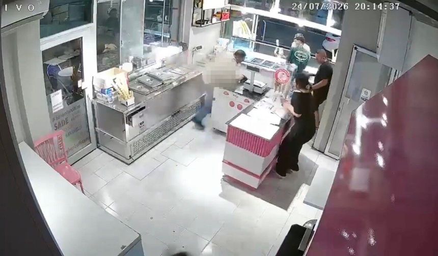 Önce cep telefonundaki kişiye el salladı, sonra tabancayla dondurmacıyı öldürdü