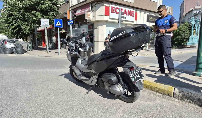 Otomobille çarpışan motosikletli trafik zabıtası yaralandı