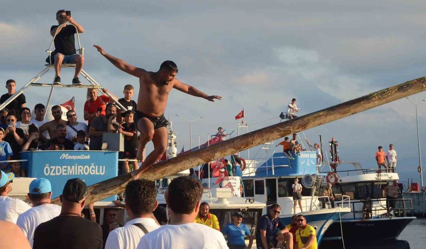 Sinop'ta Kabotaj Bayramı coşkusu: Yağlı direğin şampiyonu yine değişmedi