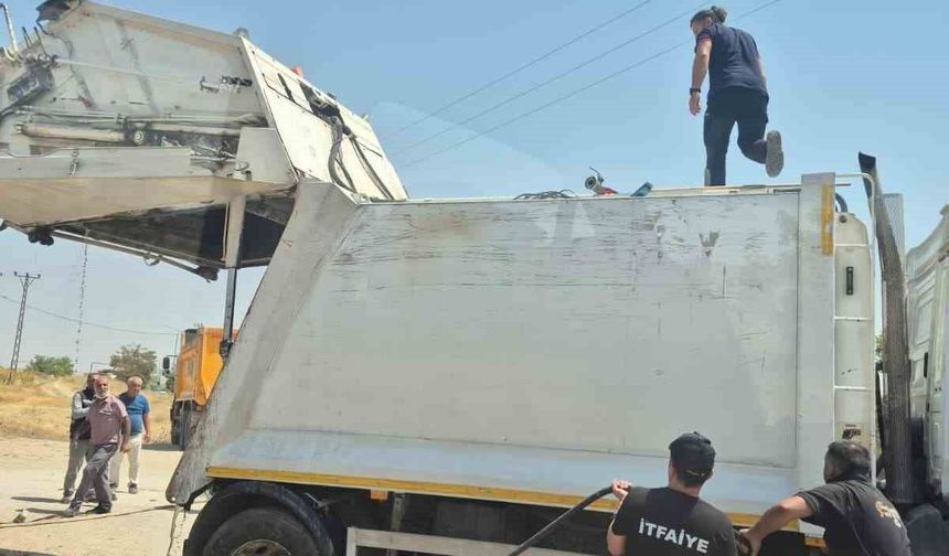 Van'da seyir halindeki çöp kamyonunda yangın