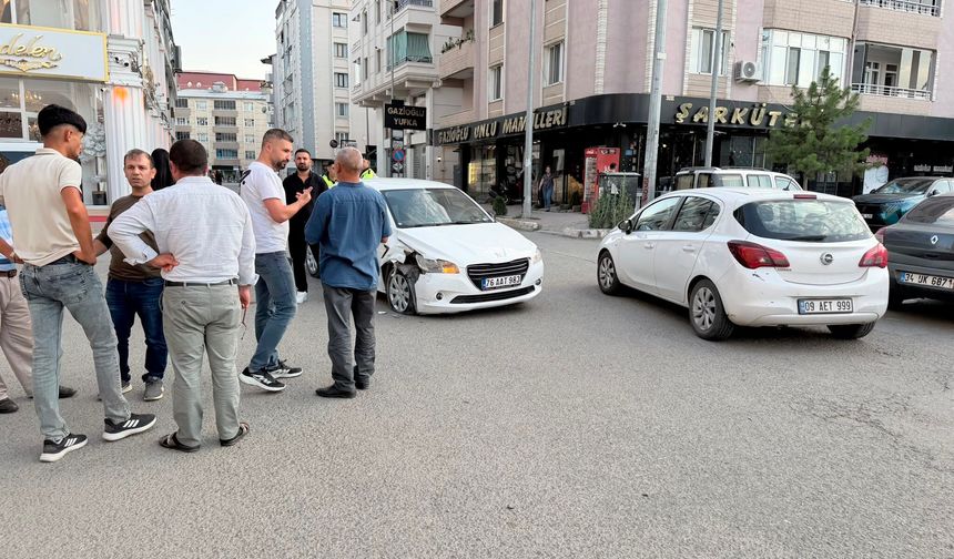 Iğdır'da AK Parti İl Binası Karşısında Trafik Kazası: İki Araç Çarpıştı