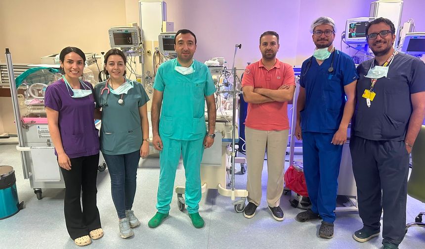 IĞDIR’DA MUCİZE MÜDAHALE: 13 GÜNLÜK BEBEK BEYİN AMELİYATIYLA HAYATA TUTUNDU!