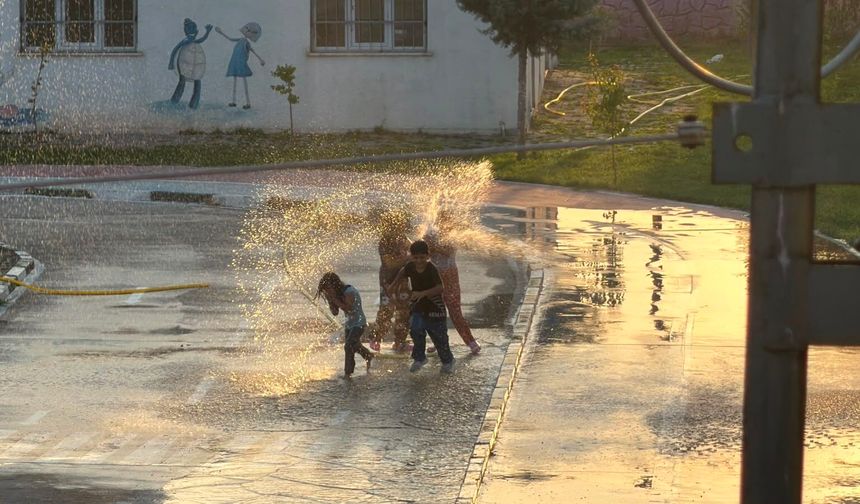 Iğdır'da Çocukların Hortumlu Serinleme Eğlencesi Kamerada