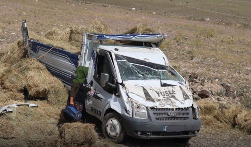 Iğdır'ın Tuzluca ilçesinde ot yüklü kamyonet takla attı: 3 kişi kazayı yara almadan atlattı