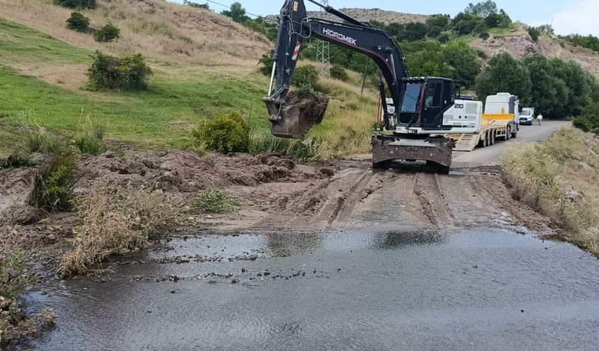 Sutaşı Köyünde Heyelan: Iğdır İl Özel İdaresi Ekipleri Yolu Ulaşıma Açmak İçin Zamanla Yarışıyor