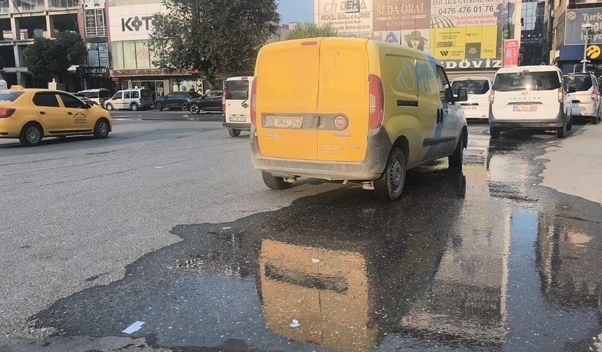 BELEDİYE MEYDANI’NDA BORU PATLADI SU BOŞA AKIYOR