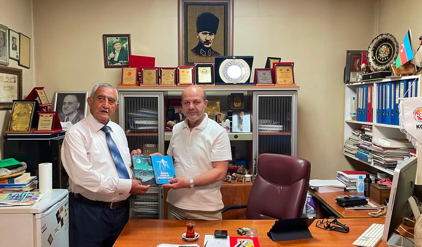 Nahçıvanlı Şair Süleyman Rzazade Kitaplarını Takdim Etti