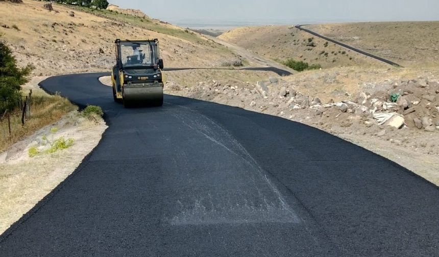 Tuzluca’da Asfalt Çalışmaları Aralıksız Sürüyor: 1.700 Metrelik Kısım Tamamlandı
