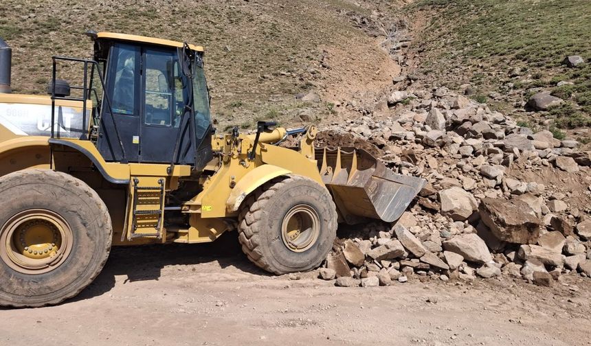 Tuzluca’da Selin Sürüklediği Kaya ve Çamur Yığınları Temizlendi: Grup Köy Yolları Ulaşıma Açıldı