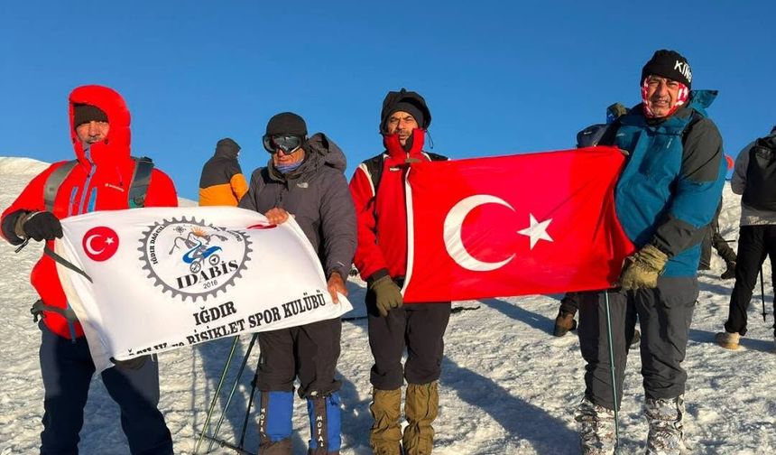 Iğdırlı Dağcılar Zirvede Bayrak Açtı