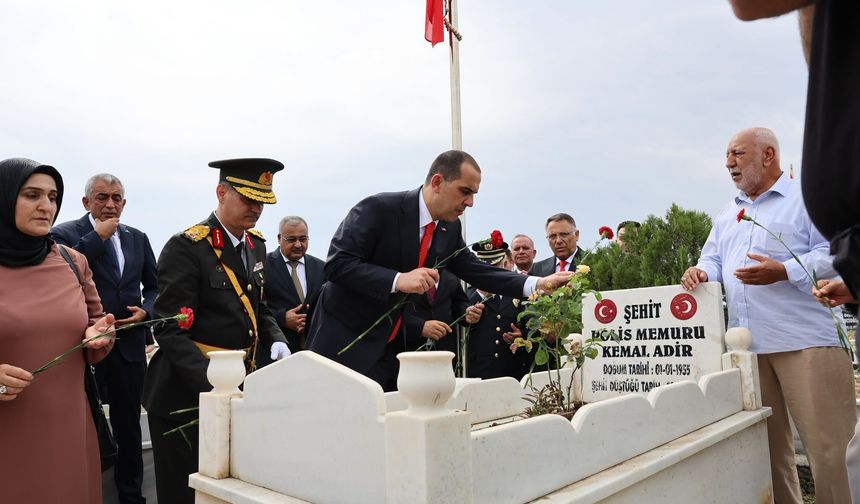 IĞDIR’DA ZAFER BAYRAMINDA ŞEHİT KABİRLERİNE KARANFİL BIRAKILDI