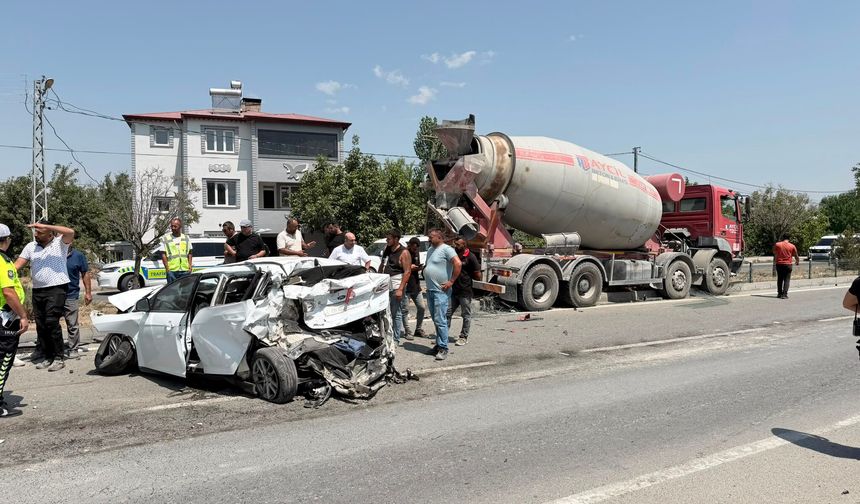 Iğdır’da Şiddetli Çarpışma: Beton Mikseri Otomobili Hurdaya Çevirdi (4 Yaralı)