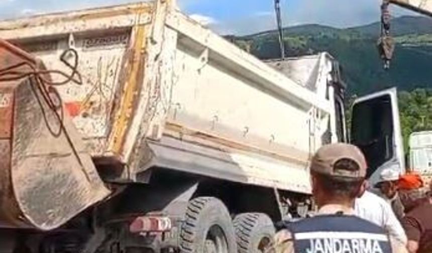 Asfalt yüklü kamyon devrildi: Ardahan-Posof karayolunu kısa süreliğine ulaşıma kapatıldı