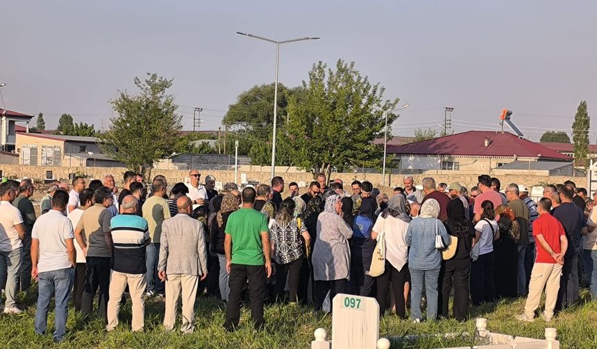 ECZACI NAZIM KARADAĞ GÖZYAŞLARI İÇİNDE SON YOLCULUĞUNA UĞURLANDI