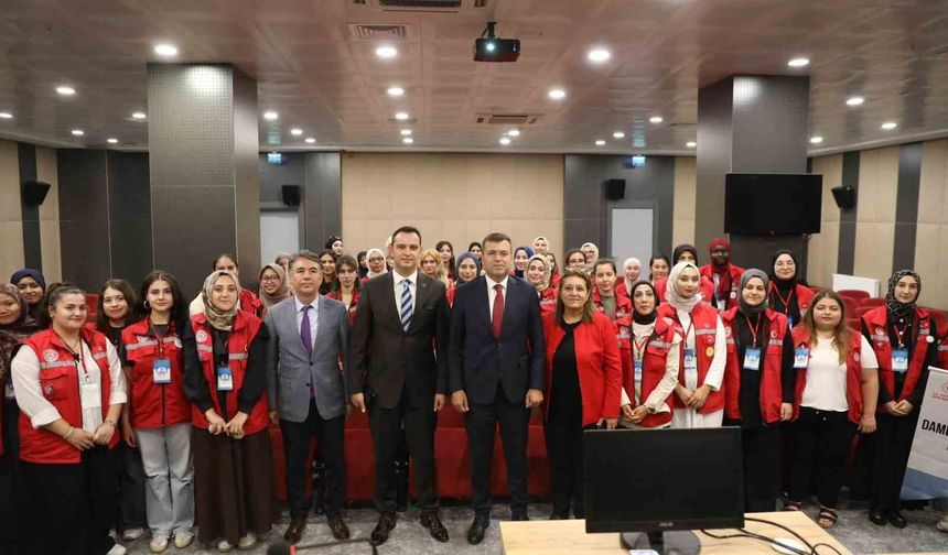Damla Gönüllülük Hareketi gençleri Niğde Valiliği'nde ağırlandı