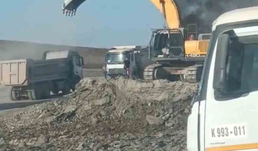 Demir yolu inşaatında iş makinesi yandı