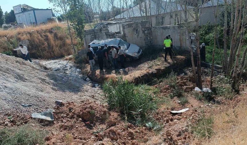 Erciş'te hafif ticari kamyonet takla attı: 4 yaralı