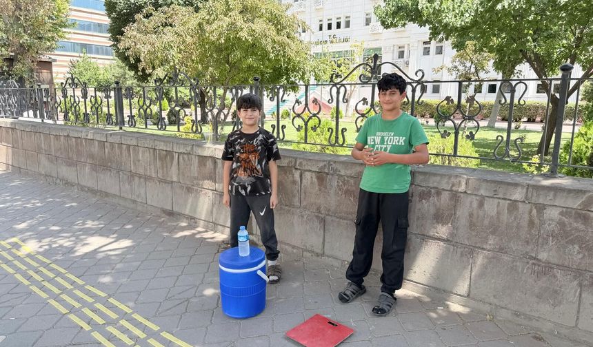 Iğdır’da Eski Usul Yeniden Görüldü: Kaldırımlarda Seyyar Satış Dönemi Geri mi Dönüyor?