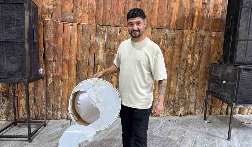 Iğdır'da düğünde ilginç anlar: Davulunu kırıp paraları topladı