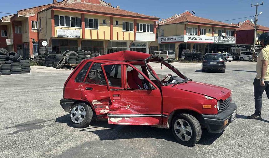 Kamyonetin çarptığı otomobil hurdaya döndü: 1 yaralı