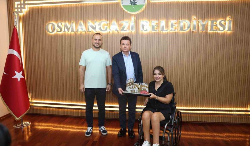 Osmangazi'nin başarılı pilotu kupayı başkan Aydın'la paylaştı