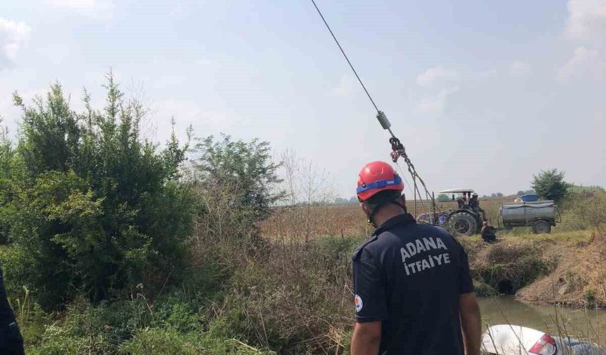 Otomobil dereye uçtu: Sürücü yüzerek kurtuldu