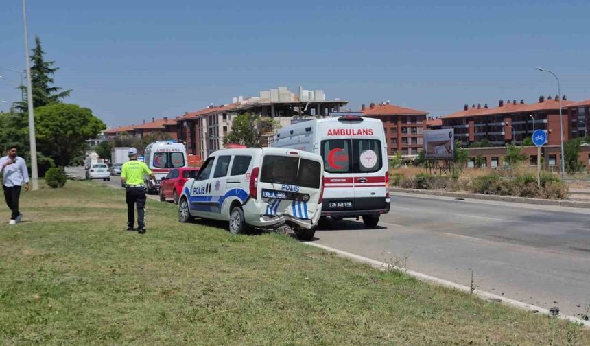 Polis aracına otomobil çarptı: 1'i polis 1'i bekçi toplam 6 yaralı