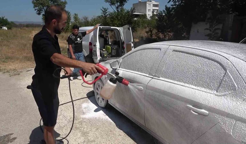 Sokakta gördüğü kirli araçları habersizce yıkıyor...Araç sahiplerine sürpriz yapıyor