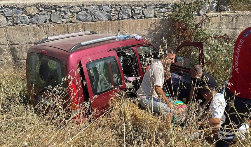 Ticari araç dere yatağına uçtu: 2 yaralı