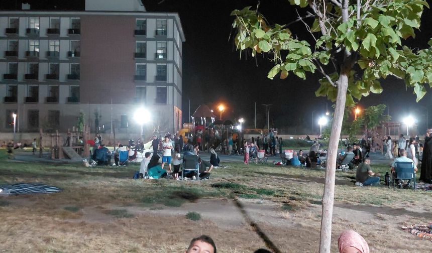 Iğdırlılar Sıcak Yaz Akşamlarında Millet Bahçesine Akın Ediyor