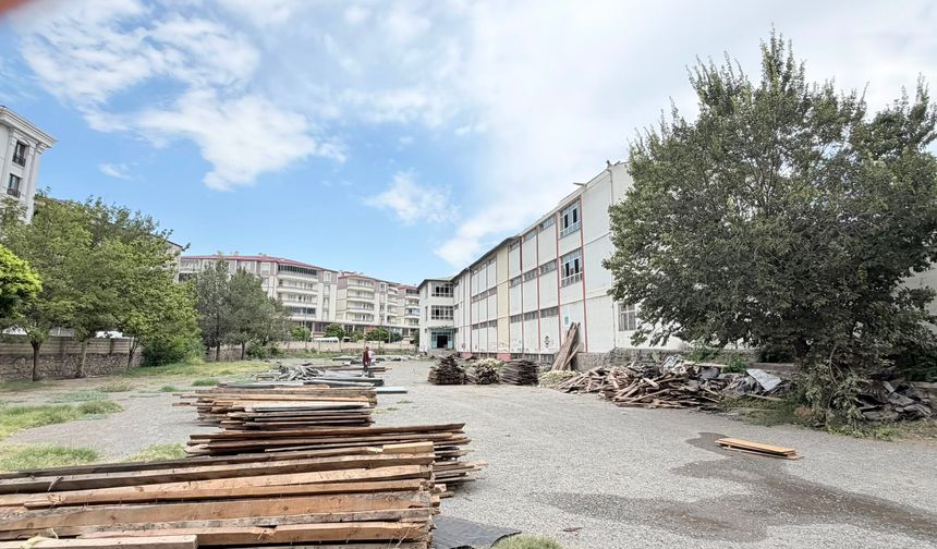 Tarihi Iğdır Lisesi Yıkılıyor