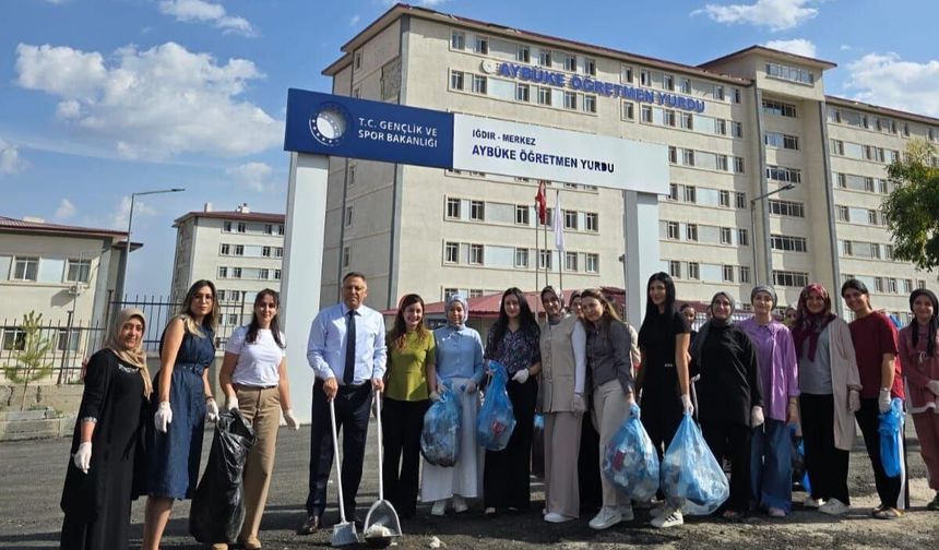 Iğdır Üniversitesinden “Benim Şehrim, Benim Evim” Projesine Tam Destek: Rektör Prof. Dr. Gürel, Öğrencilerle Çöp Topladı
