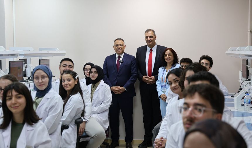 Rektör Gürel, Geleceğin Diş Hekimlerinin İlk Ders Heyecanına Ortak Oldu