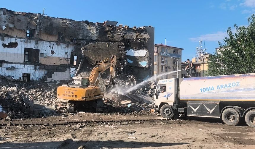 IĞDIR’DA DEPREME DAYANIKSIZ OKULLARIN YIKIMI SÜRÜYOR: ZİYA GÖKALP ORTAOKULU DA YIKILMAYA BAŞLANDI
