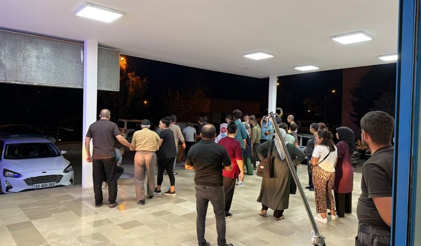 IĞDIR’DA YOL VERME TARTIŞMASI KAVGAYA DÖNÜŞTÜ: YARALILARIN YAKINLARI HASTANEDE TAŞKINLIK ÇIKARDI