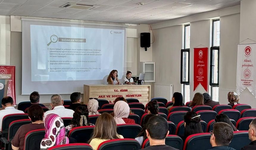 Iğdır Yeşilay Şubesi’nden Aile ve Sosyal Hizmetler Personeline Bağımlılık Eğitimi