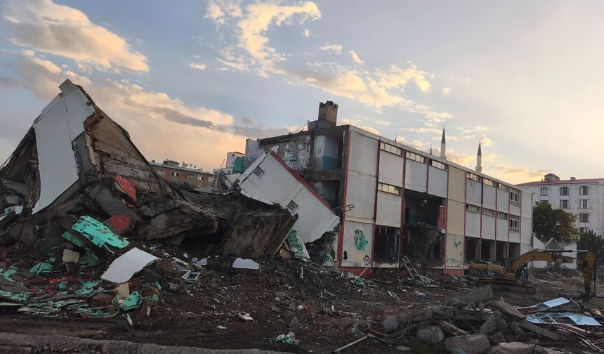IĞDIR'IN İLK OKULUNDA YIKIM BAŞLADI: MAHALLE SAKİNLERİNDEN "PARK" ÇAĞRISI