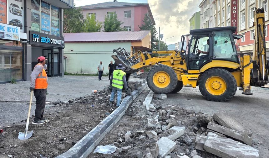 Ardahan Belediyenin kaldırım yenileme çalışmaları devam ediyor