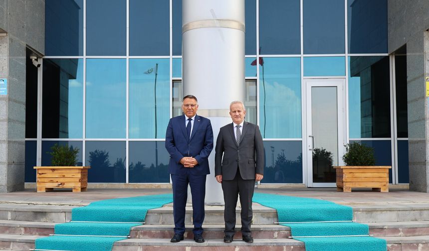 Iğdır Çevre, Şehircilik ve İklim Değişikliği İl Müdürü Gültekin’den Rektör Gürel’e Veda Ziyareti