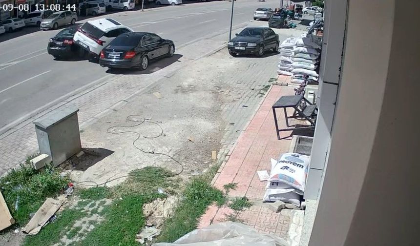 Bir gün arayla aynı yerde 2 kaza kameralara yansıdı