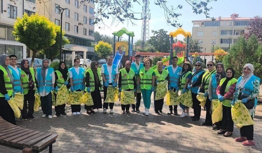 IĞDIR’DA "BENİM ŞEHRİM BENİM EVİM" SEFERBERLİĞİ: ANNELER VE ESNAF ENGELSİZ PARKI TEMİZLEDİ