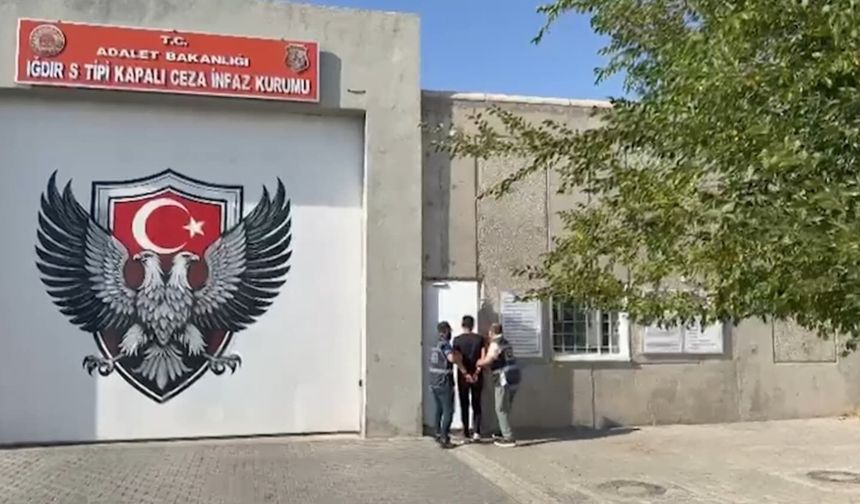 IĞDIR’DA FİRARİ DOLANDIRICI TARLADA YAKALANDI