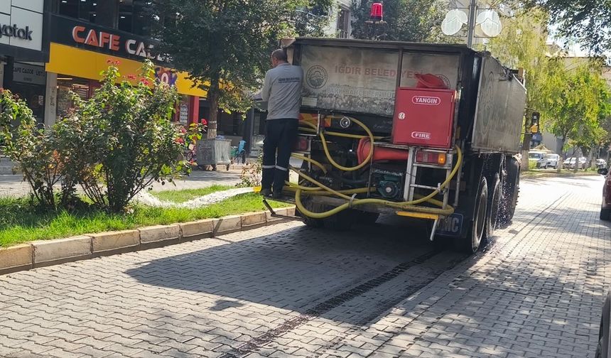 Iğdır Belediyesi’nden Sıcak Havalara Karşı Yeşil Alan Önlemi: Refüjler ve Çiçekler Sulandı
