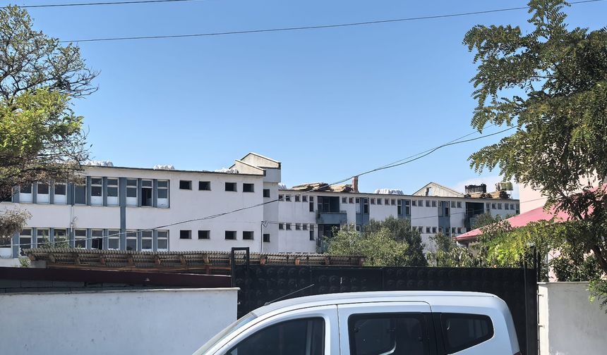 IĞDIR’DA DEPREME DAYANIKSIZ OKULLARIN YIKIMI SÜRÜYOR