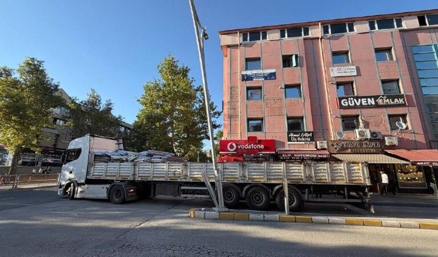 Erzincan'da tırın dorsesi aydınlatma direğine çarptı
