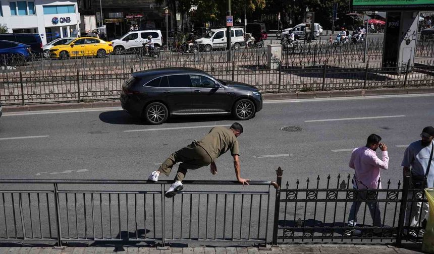 Karaköy'de yayaların bariyerlerle imtihanı, alt geçit var, kısa yol yok