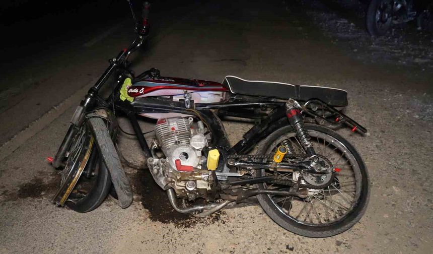 Motosiklet trafik levhasına çarptı