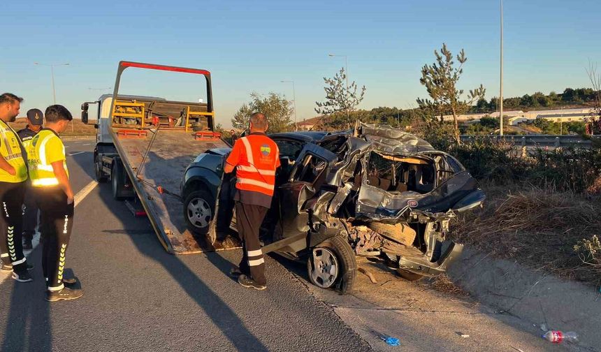 Seyir halindeki tır, hafif ticari araca çarptı: 6 yaralı