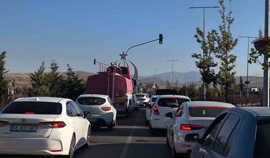 Van Gölü sahil yolunda tehlike büyüyor