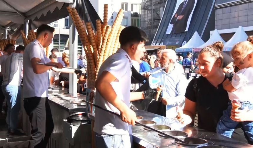 Vatandaşlara 10 ton dondurma ikram edildi